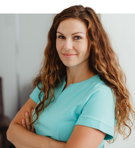 Hana Dümlerová v bílé košili